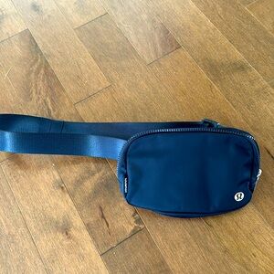 Lululemon everywhere belt bag, navy